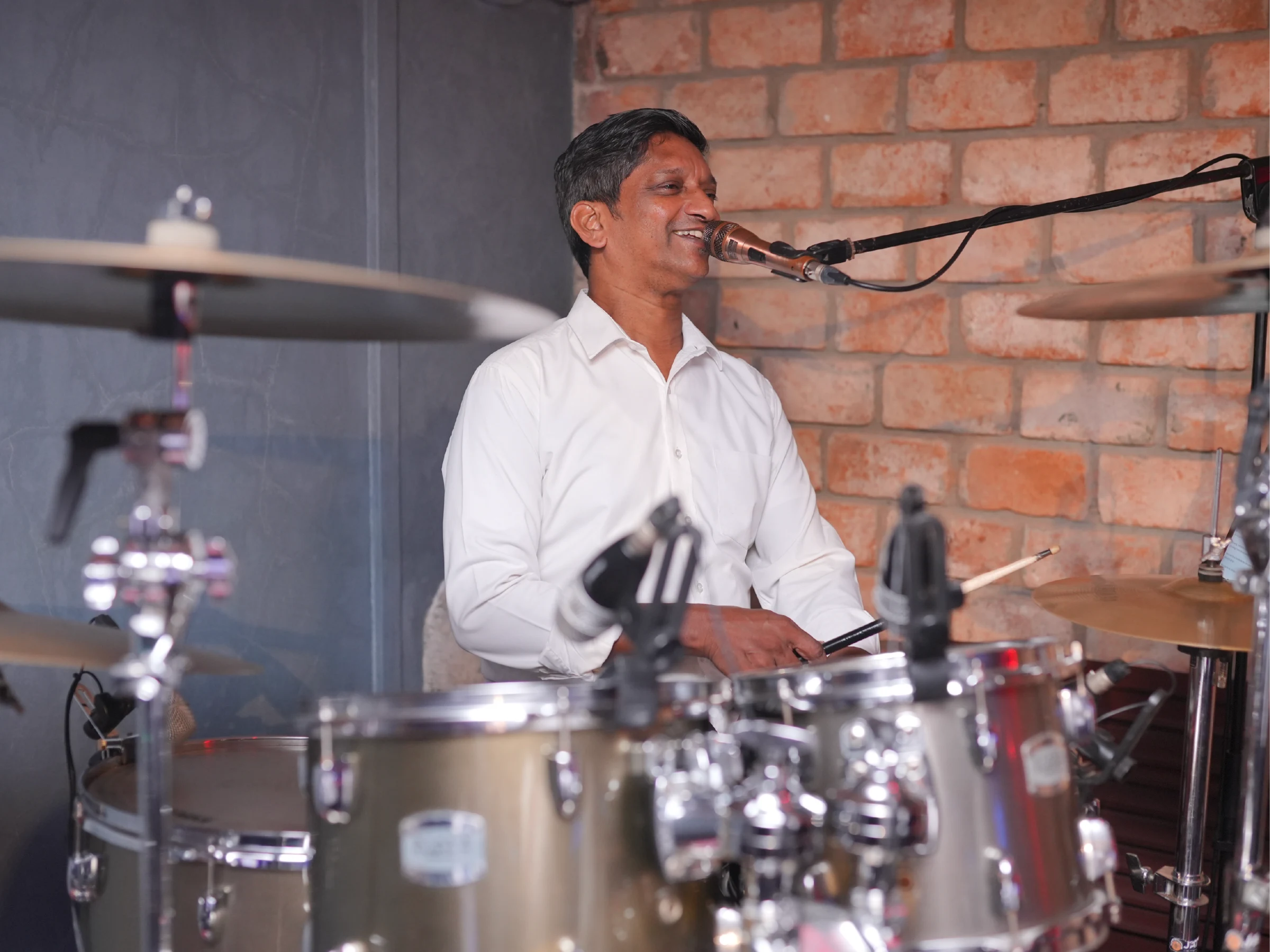 Live performer photographed during a Mount Lavinia Hotel music event